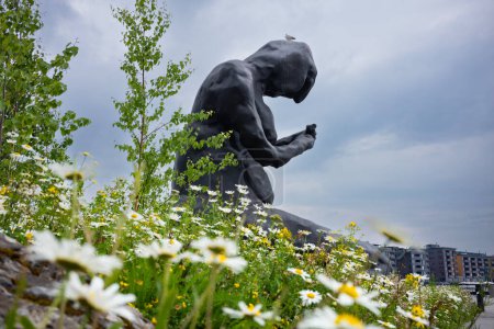 Foto de Oslo, Noruega, 20 de junio de 2023: La Madre, una escultura de bronce de 9 metros de altura de Tracey Emin, es una atracción más reciente que se encuentra fuera del Museo Munch. La estatua descansa sobre un jardín de margaritas. - Imagen libre de derechos