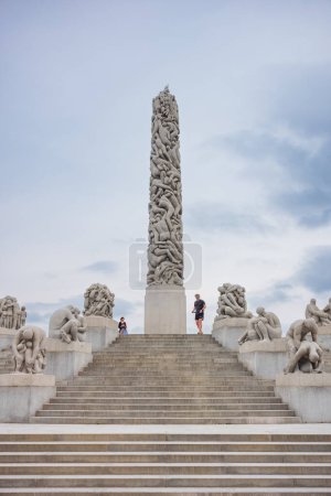 Téléchargez les photos : Oslo, Norvège, 20 juin 2023 : Les touristes explorent Vigeland Sculpture Park, connu pour l'installation sculpturale de Gustav Vigeland de plus de 200 pièces en bronze, granit et fonte. - en image libre de droit
