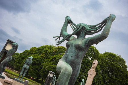 Téléchargez les photos : Oslo, Norvège, 20 juin 2023 : Les touristes explorent Vigeland Sculpture Park, connu pour l'installation sculpturale de Gustav Vigeland de plus de 200 pièces en bronze, granit et fonte. - en image libre de droit