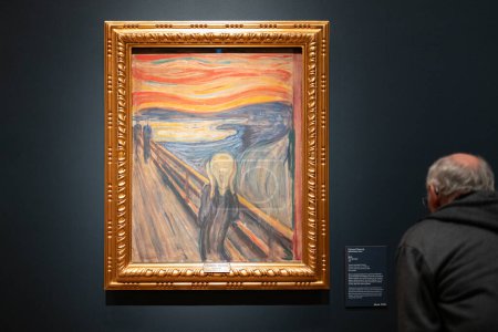 Téléchargez les photos : Oslo, Norvège, 20 juin 2023 : Un touriste observe la célèbre composition d'Edvard Munch The Scream à la National Gallery. - en image libre de droit
