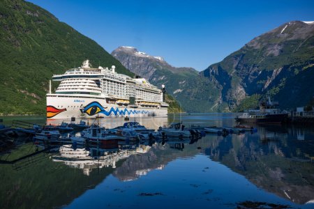 Téléchargez les photos : Geiranger, Norvège, 26 juin 2023 : AIDAperla, un navire de croisière d'AIDA Cruises pouvant accueillir plus de 3200 passagers, arrive au port le matin. La Norvège est l'un des pays de croisière les plus fréquentés au monde. - en image libre de droit