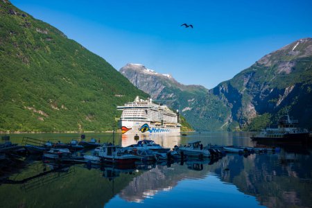 Téléchargez les photos : Geiranger, Norvège, 26 juin 2023 : AIDAperla, un navire de croisière d'AIDA Cruises pouvant accueillir plus de 3200 passagers, arrive au port le matin. La Norvège est l'un des pays de croisière les plus fréquentés au monde. - en image libre de droit