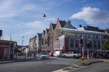 Téléchargez les photos : Bergen, Norvège, le 23 juin 2023 : Trafic sur la rue animée de Bryggen ou sur la route 577, empruntez la route populaire située dans l'une des destinations touristiques populaires de Bergen Fisketorget. - en image libre de droit