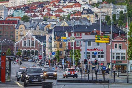Téléchargez les photos : Bergen, Norvège, 23 juin 2023 : Trafic sur la rue animée Torget ou la route 577, voyage sur la route populaire qui est située à l'une des destinations touristiques populaires de Bergen Fisketorget. - en image libre de droit