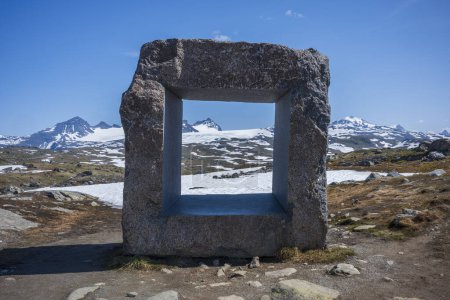 Téléchargez les photos : Monument en pierre à Mefjellet, parc national de Jotunheimen, maison des géants, est l'une des principales régions de randonnée et de pêche de Norvège au large de la route Sognefjellsveien. - en image libre de droit