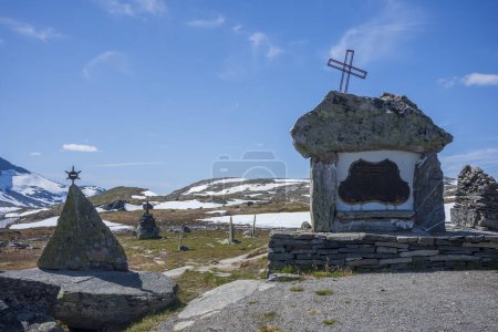 Téléchargez les photos : Parc national de Jotunheimen, Norvège, 25 juin 2023 : Monument où des hommes à cheval sont morts de froid en traversant les montagnes en 1862. - en image libre de droit