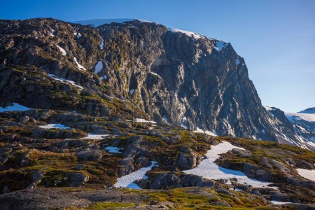 Téléchargez les photos : La neige a recouvert la vallée de Breiddalen au parc national de Jotunheimen en Norvège, le long de la route de Geiranger, pendant une journée d'été. - en image libre de droit