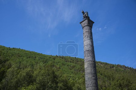 Foto de Leirdalen, Noruega, 25 de junio de 2023: La Columna Saga, una columna de 34 metros de altura con escultura que muestra la historia de Noruega desde la batalla de Hafrsfjord hasta que el país obtuvo su constitución en Eidsvoll . - Imagen libre de derechos