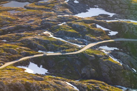 Foto de El camino hacia el mirador de fiordos más alto de Europa, Dalsnibba, Noruega, que domina la ciudad de Geiranger desde el Skywalk y está a 1500 metros sobre el nivel del mar, que se muestra aquí al atardecer.. - Imagen libre de derechos