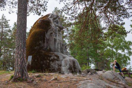 Foto de Gratishaugen, Noruega, 21 de junio de 2023: Kollentrollet, una escultura troll de 6,7 metros que mira hacia el salto de esquí Holmenkollen cerca de Oslo, Noruega - Imagen libre de derechos