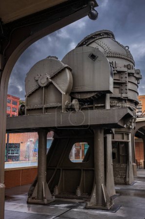 Dieser 10 Tonnen schwere Bessemer Converter, ein Exponat im Einkaufszentrum Station Square in Pittsburgh, war einer der letzten kommerziell betriebenen in den USA.. 