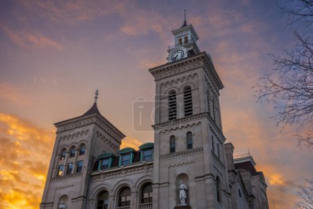 Das Gerichtsgebäude von Knox County und das Bürgerkriegsdenkmal in der Innenstadt von Vincennes, Indiana, werden vom Sonnenaufgang erleuchtet. Das Denkmal wurde 1914 errichtet, das Gerichtsgebäude 1876. 