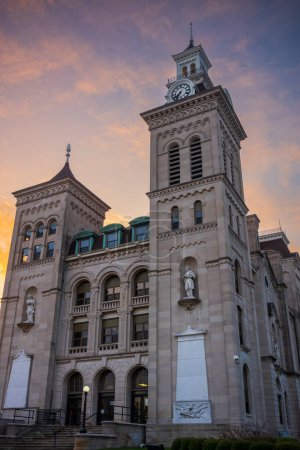 Das Gerichtsgebäude von Knox County und das Bürgerkriegsdenkmal in der Innenstadt von Vincennes, Indiana, werden vom Sonnenaufgang erleuchtet. Das Denkmal wurde 1914 errichtet, das Gerichtsgebäude 1876. 