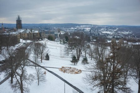 Cornell University, una universidad privada y estatutaria de investigación de la Ivy League en Ithaca, Nueva York, fotografiada en un día de invierno, nublado con nieve en el suelo con vistas al patio. . 