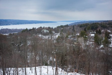 Las frías aguas del lago Cayuga, uno de los lagos de dedo del estado de Nueva York, visto desde una colina en la Universidad Cornell en Ithaca, Nueva York. 