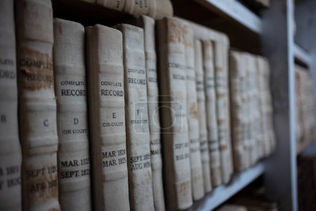 In einem Bücherregal in der öffentlichen Bibliothek stapeln sich fein säuberlich geordnete Bücher mit öffentlichen Aufzeichnungen.. 