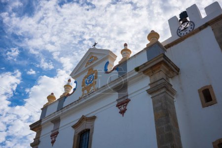 Pechao, Portugal, 28 de junio de 2018: Igreja Matriz Iglesia Católica Romana, mostrar aquí durante un día de verano es la ubicación del santuario de hueso de Sao Bartolomeu. 