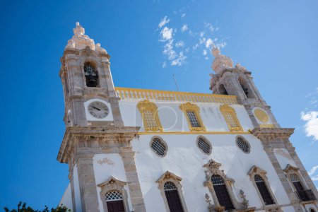 Die Igreja do Carmo in Faro, Portugal mit ihrer barocken Fassade und den Zwillingstürmen, die in Faro, Portugal, steht und durch Capela dos Ossos, Kapelle der Knochen, an der Rückseite der Kirche berühmt geworden ist.