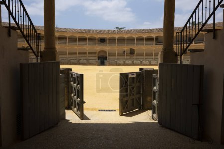 Foto de Ronda, España, 27 de junio de 2018: La Plaza de Toros de Ronda es la primera plaza de toros construida en 1779 y terminada en 1785. Puerta de entrada a la arena. - Imagen libre de derechos