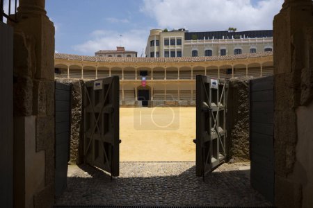 Foto de Ronda, España, 27 de junio de 2018: La Plaza de Toros de Ronda es la primera plaza de toros construida en 1779 y terminada en 1785. Puerta de entrada a la arena. - Imagen libre de derechos