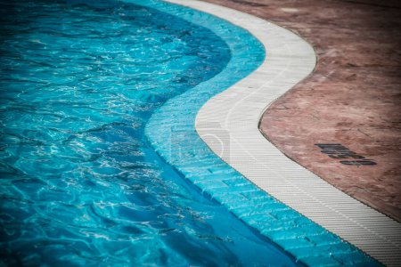 Téléchargez les photos : Bord d'une piscine avec marques de profondeur - en image libre de droit