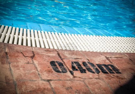 Téléchargez les photos : Bord d'une piscine avec marques de profondeur - en image libre de droit