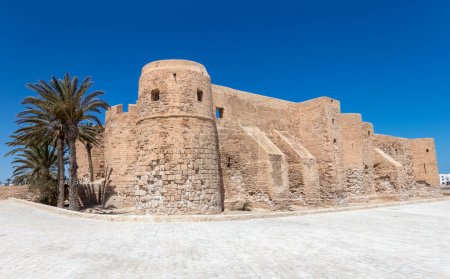 Fortaleza medieval Bordj El Kebir en la costa mediterránea de Túnez cerca de Houmt El Souk ciudad. Isla de Djerba.