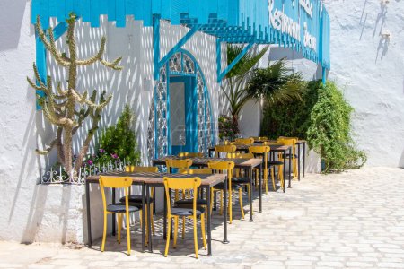 Téléchargez les photos : Un restaurant sur le marché dans la ville de Houmt Souk à Djerba, Tunisie - en image libre de droit