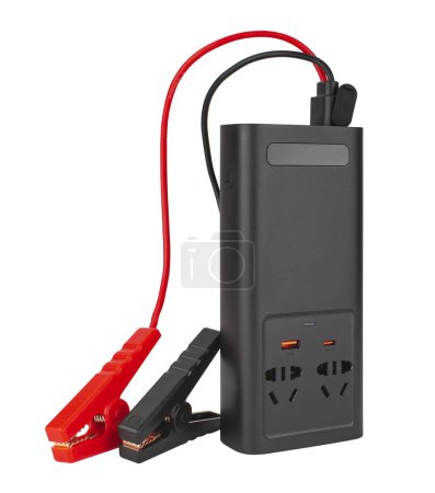 Foto de Adaptador de corriente para cargar baterías de coche sobre fondo blanco en aislamiento - Imagen libre de derechos