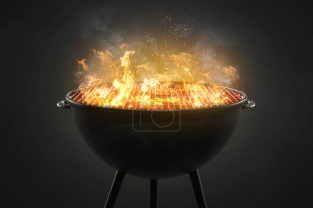 Téléchargez les photos : Barbecue grill avec flammes sur un fond noir - en image libre de droit