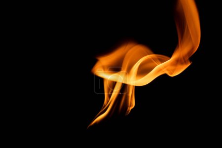 Téléchargez les photos : Flammes de feu sur fond noir - en image libre de droit