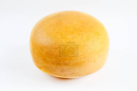 Foto de Queso - pan de queso redondo amarillo aislado sobre fondo blanco - Imagen libre de derechos