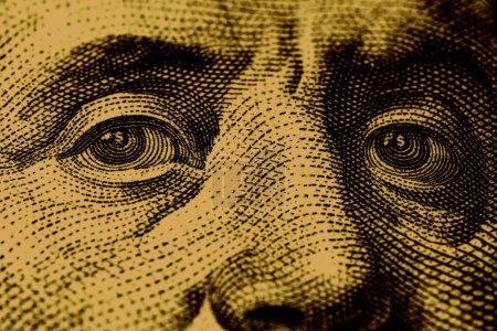 Foto de Primer plano de los ojos de Benjamin Franklin con un signo de dólar en ellos de cerca. - Imagen libre de derechos