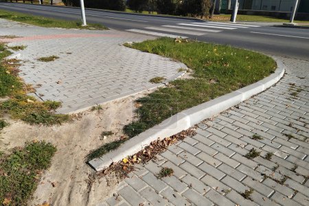 Schlecht ausgeführte Pflasterarbeiten zur Verbindung von Bürgersteigen in Litovel, Tschechische Republik