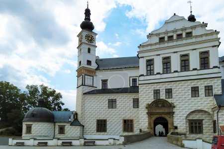 Téléchargez les photos : Le château de Pardubice, en République tchèque, est un château de la Renaissance situé à proximité du centre historique de la ville - en image libre de droit
