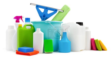 Pflegeprodukte, Reinigungs- und Desinfektionswerkzeuge, isoliert auf weißem Hintergrund. Gruppe von Objekten mit Eimer, Fensterwischer, Sprühflaschen, Kanistern, Waschmitteln, Schwämmen und Staubkleidung