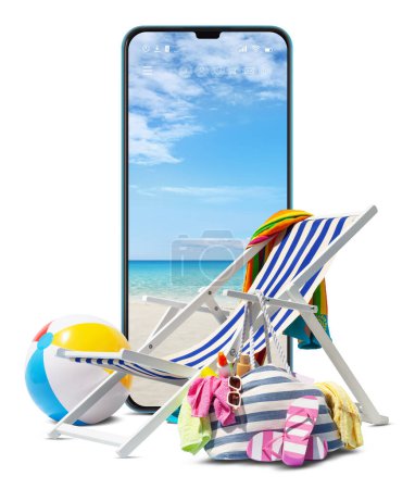Foto de Silla de playa para tomar el sol, aislado sobre fondo blanco con teléfono móvil con playa en pantalla grande, concepto unas vacaciones de playa de verano, compras en línea, viajes de reserva y alojamientos resorts - Imagen libre de derechos