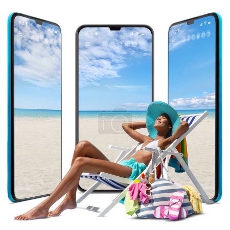 Foto de Mujer feliz en la playa en una tumbona de playa, tomar el sol, aislado con una pantalla de teléfono móvil en el fondo blanco, concepto unas vacaciones de playa de verano, compras en línea, viajes de reserva, y resorts - Imagen libre de derechos
