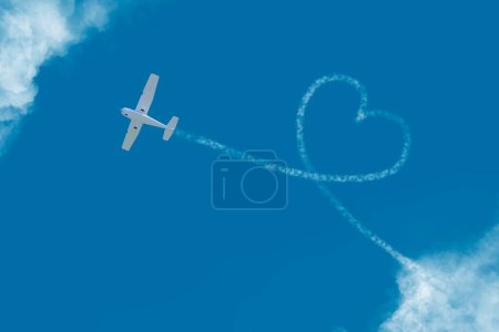 Téléchargez les photos : Avion volant parmi les nuages - en image libre de droit