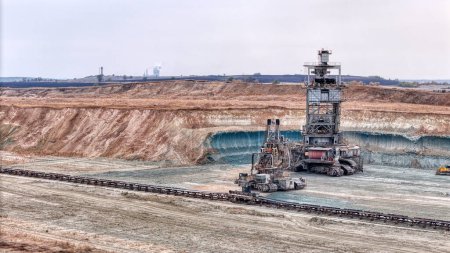 Foto de Mina de carbón a cielo abierto con excavadora de retroexcavadora enorme - Imagen libre de derechos
