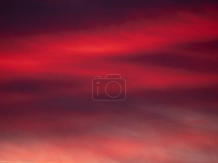 Téléchargez les photos : Gorgeous abstract view of pink and purple glowing cloudy sky after winter sunset. Magnificent colour shades of rolling clouds at the end of the day. Colourful vista of atmospheric mood in last light. - en image libre de droit