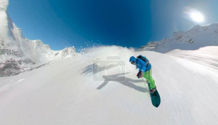 Téléchargez les photos : SELFIE : Un homme méconnaissable déchiquète la neige poudreuse lors d'un voyage en héliport dans le soleil de la Colombie-Britannique. snowboarder freeride extrême crée un sentier de neige poudreuse tout en sculptant dans les montagnes Rocheuses - en image libre de droit