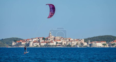 Téléchargez les photos : ESPACE DE COPIE : Convient à l'homme en vacances actives en Croatie foilsurfs dans la mer Adriatique. - en image libre de droit