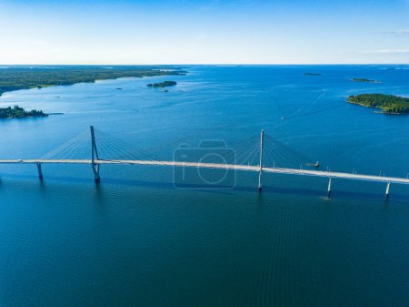 Foto de Vista aérea del puente colgante Replot Bridge en Replotvgen, Korsholm, Finlandia - Imagen libre de derechos