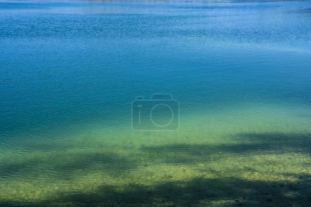 Foto de Superficie del agua del lago con reflejo del cielo - Imagen libre de derechos