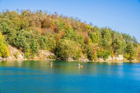 Téléchargez les photos : Le magnifique paysage automnal du lac. personnes sur les planches à soupes - en image libre de droit