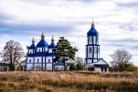 Téléchargez les photos : Église orthodoxe, religion. Toits bleus, dômes. architecture. - en image libre de droit