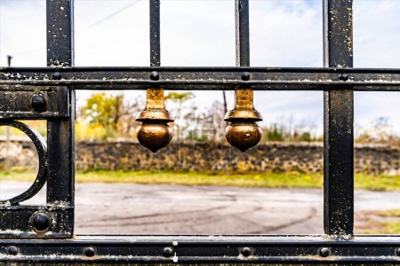 Foto de Puerta oxidada en la valla - Imagen libre de derechos