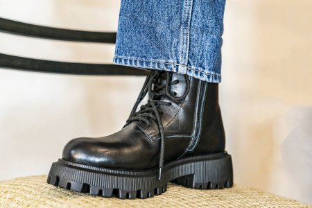 Téléchargez les photos : Le pied dans une chaussure en cuir noir avec des lacets. - en image libre de droit