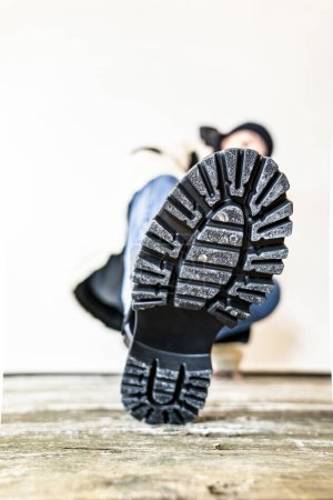 Téléchargez les photos : Le pied dans une chaussure en cuir noir avec des lacets. - en image libre de droit